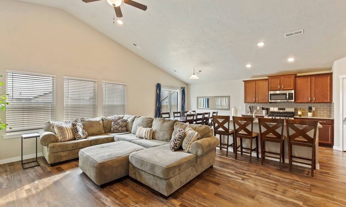 Star House | Homey Star home~King bed~5TVs ~ Walkable location