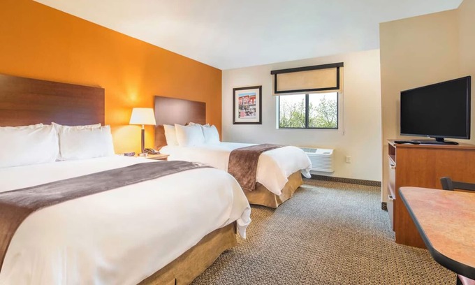 Rapid City Hotel | Homey Stay with Kitchen Near Dinosaur Park and Reptile Gardens! Pets Allowed!