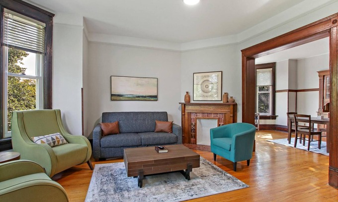 Uptown Apartment | Homey|Vintage|2BR Uptown