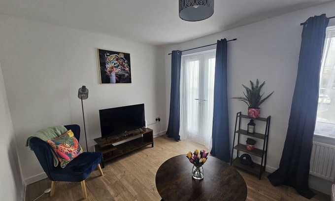 Swindon House | Homington House Long Stays Discount Free Parking