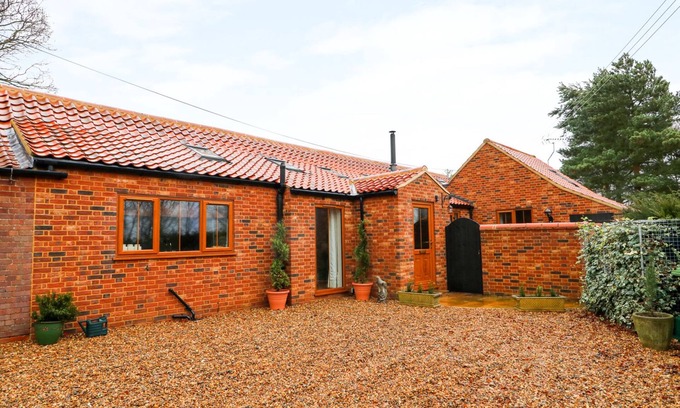 Fulmodeston House | HONEY BUZZARD BARN, pet friendly, with open fire in Fakenham