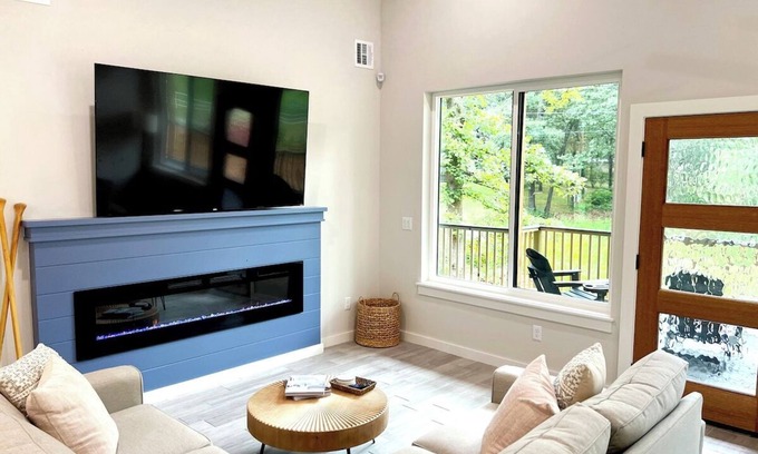 Grove House | Honey Creek Hideaway · Modern Home w/Huge Deck, 1/2 Acre, Close to Lake