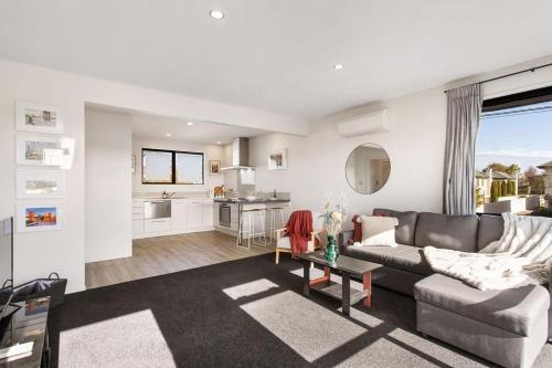 Edgeware Apartment | Honey for the Money Warm Sunny 10 mins CBD