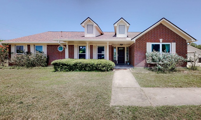 Rosenberg House | Honey Homestead | House in Rosenberg