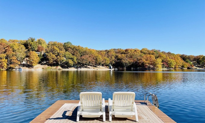 Bella Vista House | Honey House Lake Avalon Escape with private dock & wall-to-wall lake views.