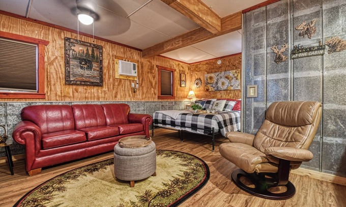 Newport Cabin | Honey Hut-OUTDOOR SHOWER-HOT TUB