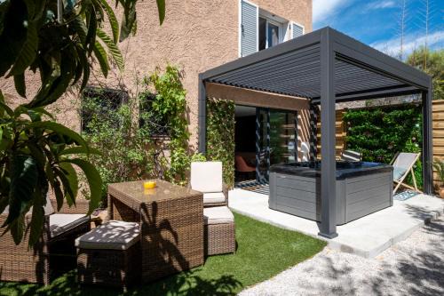 La Ciotat Apartment | Honey Moon - studio romantique Jacuzzi et écran cinema