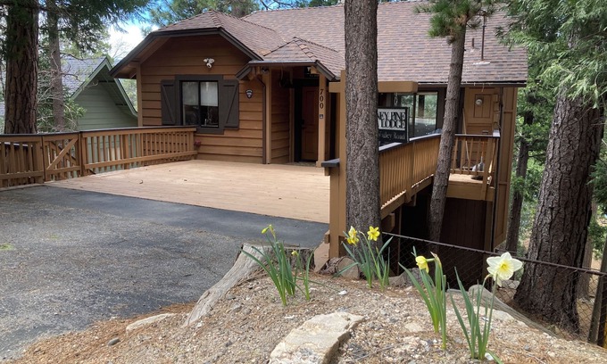 Lake Arrowhead House | Honey Pine Lodge. Cozy cabin in Lake Arrowhead. Two dogs welcome.