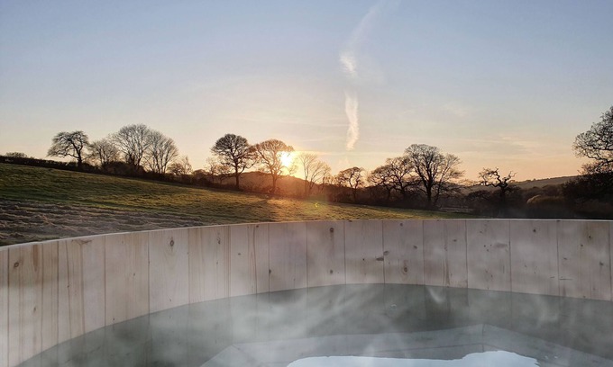Grampound Cottage | HONEY @ STARS & EMBERS GLAMPING, pet friendly in Grampound