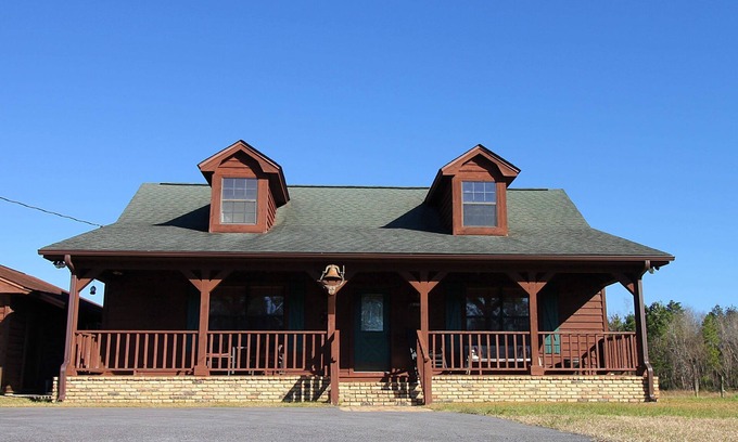 Milton House | Honeyb’s Ranch House on quiet lake