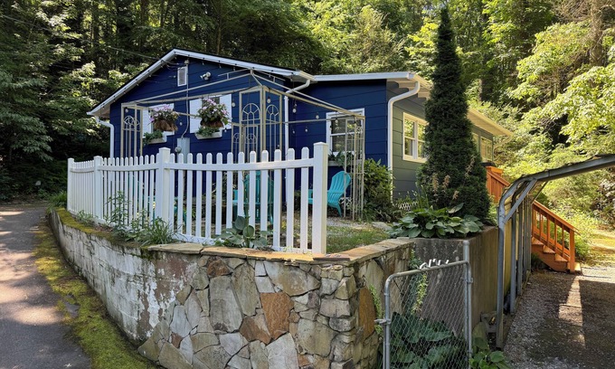 Hendersonville House | Honeybee Haven, 2 BD Cottage with Beautiful Garden