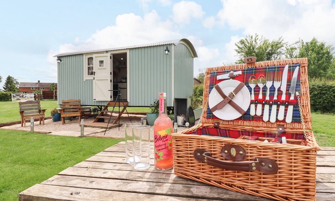 Woodhall Spa Cottage | HONEYBEE LODGE, pet friendly, with a garden in Woodhall Spa