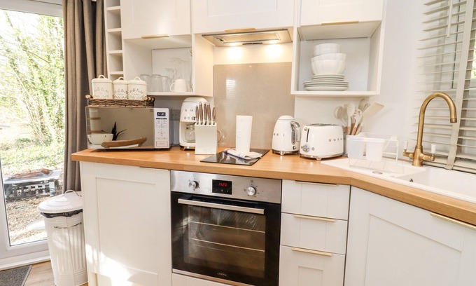 Blandford Saint Mary House | HONEYCOMBE, romantic, with hot tub in Blandford Forum