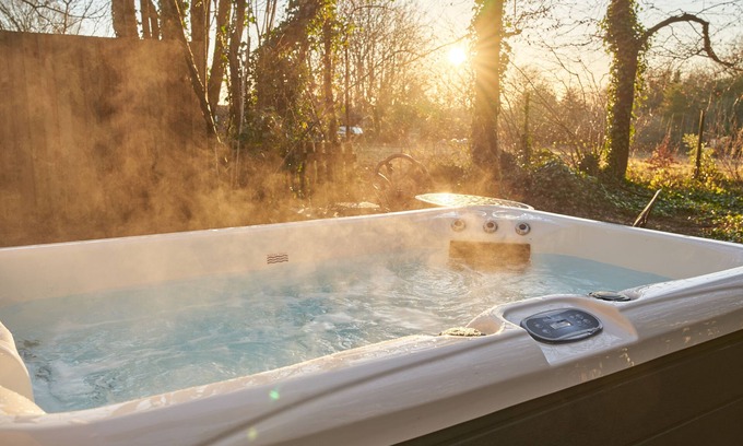 Blandford Saint Mary Cottage | HONEYCOMBE TREEHOUSE - ROMANTIC ESCAPE | SLEEPS 2 | HOT TUB | BBQ | PATIO | WI-FI