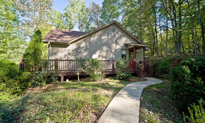 Lake Lure Cabin | Honeycrisp Cottage at Lake Lure NC. We have recovered from Hurricane Helene!