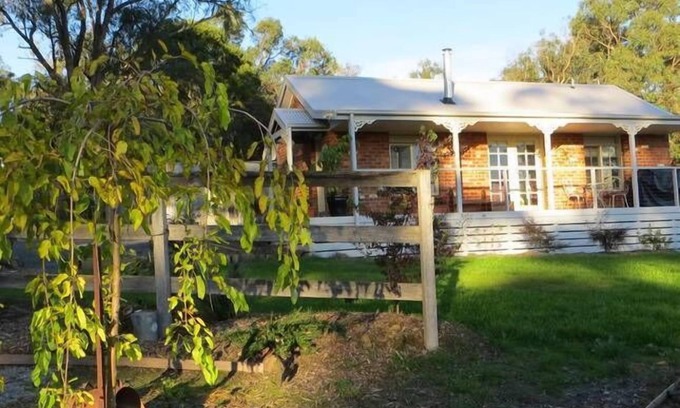 Yellingbo Bed & Breakfast | Honeyeater Cottage Bed and Breakfast