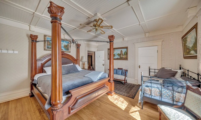 Marmora Bed & Breakfast | Honeymoon Suite @ Marmora and Lake inn