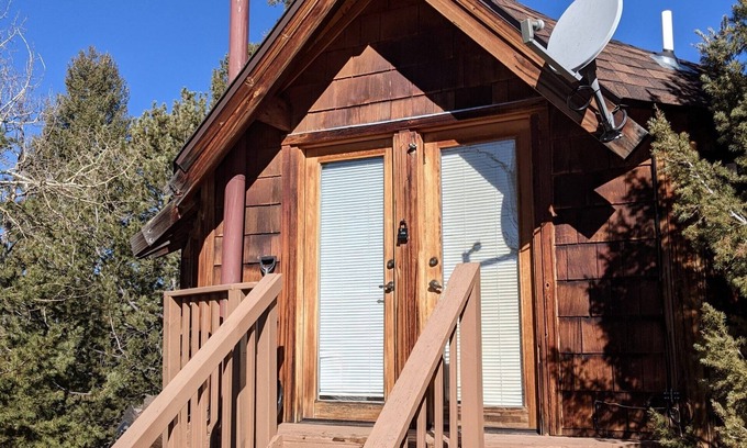 Cripple Creek Cottage | Honeymooner’s Cozy Cabin, with Hot Tub, near Cripple Creek - Last minute deals?