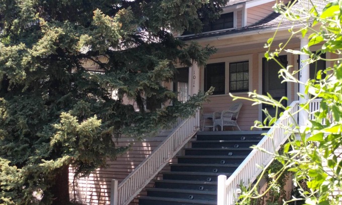 Manitou Springs Historic District Cottage | Honeysuckle Cottage - downtown Manitou Springs