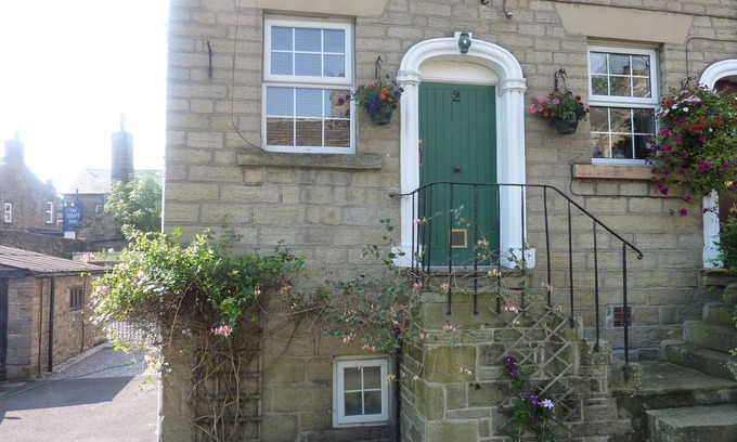 High Peak House | Honeysuckle Cottage, 2 bed, sleeps 3, family-friendly and pet-friendly