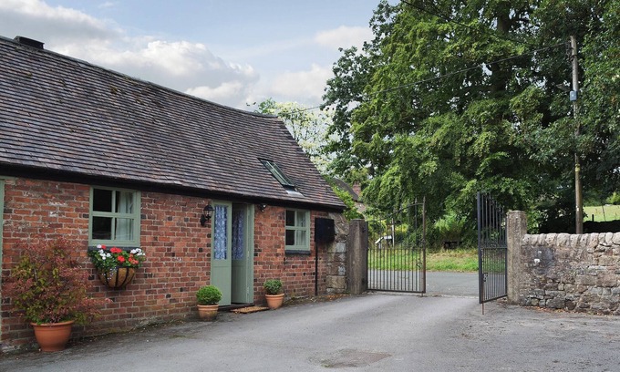 Middle Mayfield Cottage | Honeysuckle Cottage - UK4177