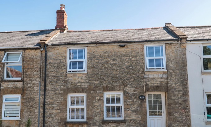 Crewkerne Cottage | HONEYSUCKLE COTTAGE, pet friendly, with open fire in Crewkerne