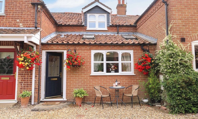 Swaffham Cottage | HONEYSUCKLE COTTAGE, pet friendly, with open fire in Swaffham