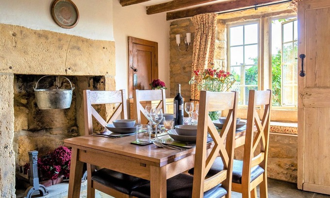 Blockley Cottage | Honeysuckle Cottage - sleeps 4 guests in 2 bedrooms