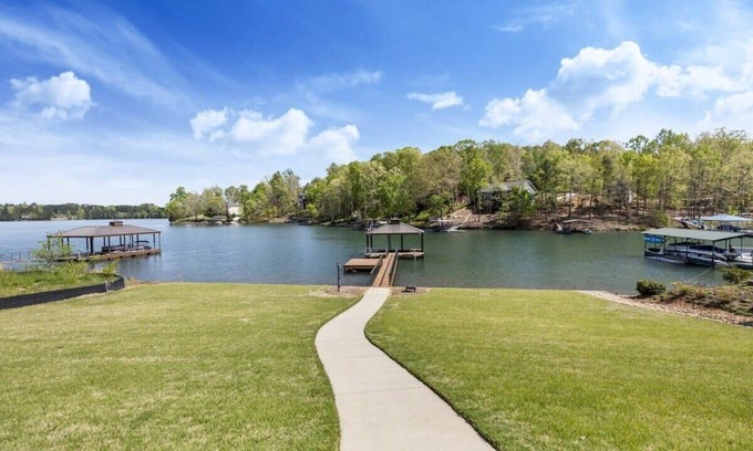 Seneca House | Honeysuckle Lake Keowee Waterfront Retreat