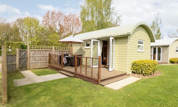 Banham Cottage | HONEYSUCKLE, pet friendly, country holiday cottage in Banham