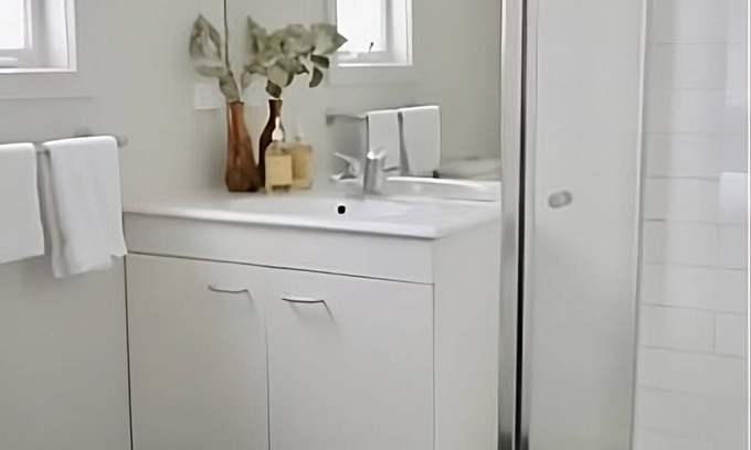 Bendigo House | Honeysuckle St Cottage. Central Location. Sleeps 8