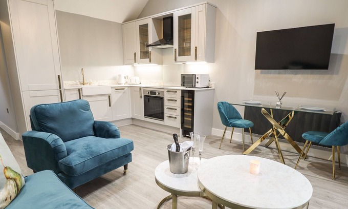 Hull Cottage | HONEYSUCKLE, with a garden in Willerby