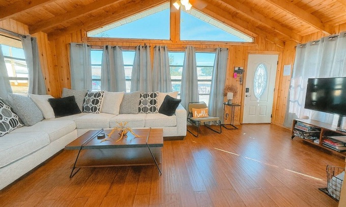 Vacation Village House | Hook's Cabin- Lake & Pool near Disney A-frame