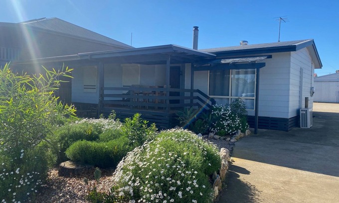 Minlacowie House | Hooked on Hardwicke - Short walk to the beach! Off Peak special!