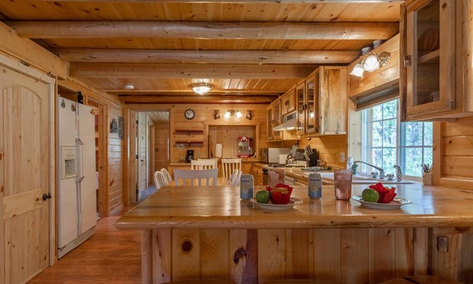 Island Park House | Hooter Hollow by KABINO Fire Pit Big Driveway SmartTV Grill WiFi