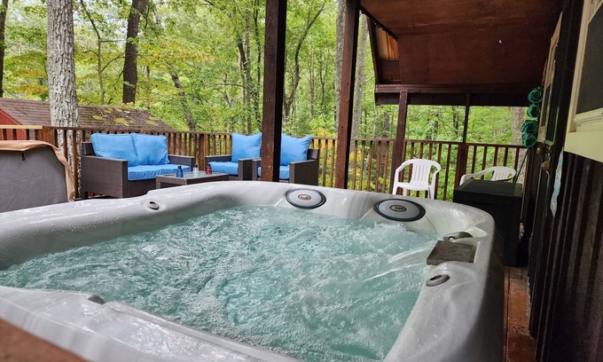 Wellington Cabin | Hootinany Cabin near Cave Run Lake cabin w/Hot Tub