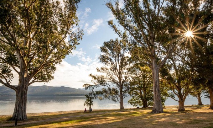 Te Anau House | Hop, Skip and Jump to the Lake - Te Anau House