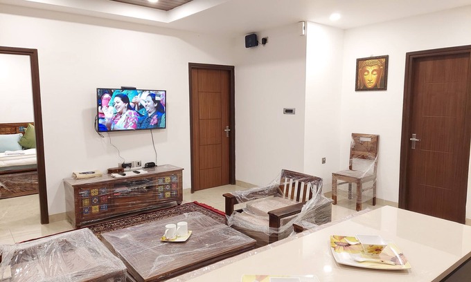Shimla Apartment | HOP stays Shimla - Luxury 2BHK {Free Parking + Lift + Caretaker + Terrace + Pet}