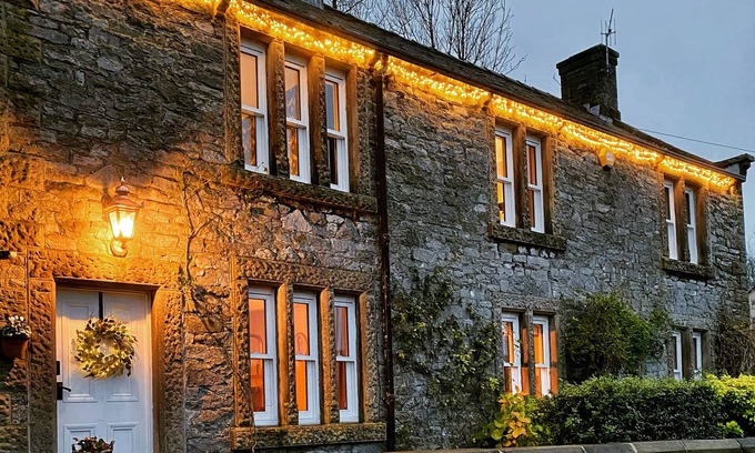 Castleton Cottage | HOPE VIEW HOUSE, pet friendly in Castleton, Peak District