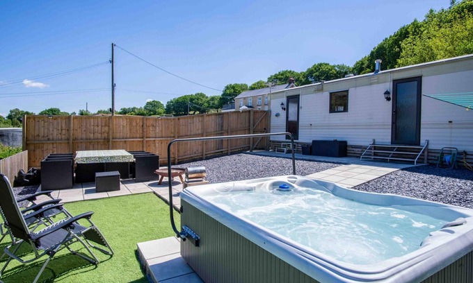 Mawr Apartment | Hopkins Retreat - 3 Bedroom Caravan - Hot Tub