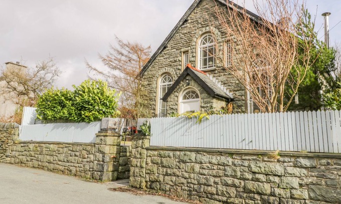 Tanygrisiau Cottage | HOREB CHAPEL HOUSE, pet friendly, with open fire in Tanygrisiau