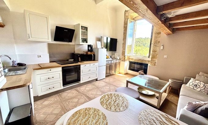 Les Pennes-Mirabeau Apartment | Horizon Dans le Vieux Village des Pennes