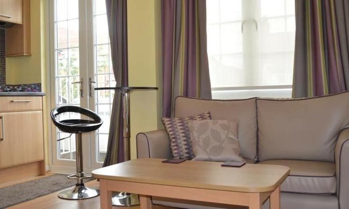 Westcliff-on-Sea Apartment | Horizon Hotel Apartments - Close to Beach, Train Station & Southend Airport