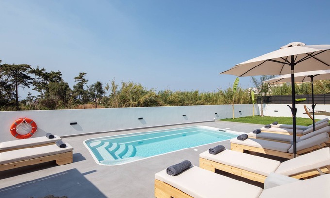 Platanias Town Villa | Horizon Villa Oasis, Walk to Platanias Beach!