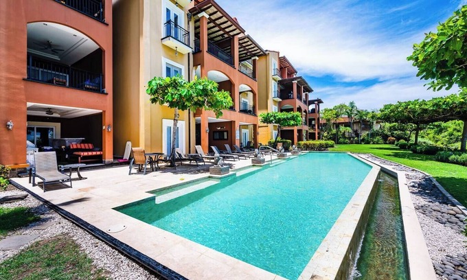 Playa Langosta Apartment | Horizontes del Mar 105♆Beachfront♆ Easy Beach access, security & cameras