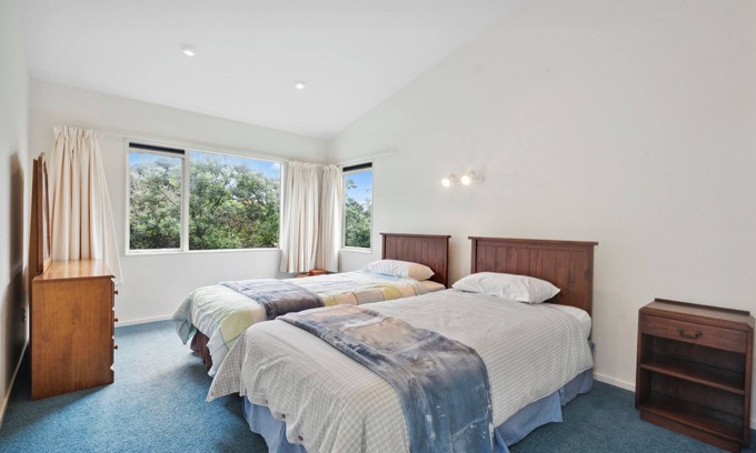Waikanae House | Hornbill Nest - Waikanae Beach Holiday Home