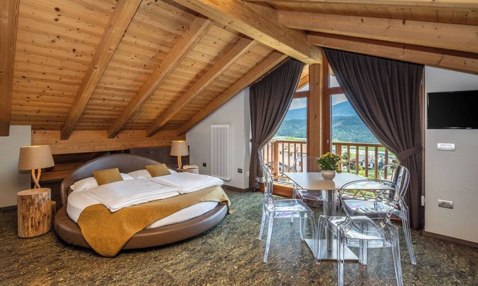 Romallo House | Horse House