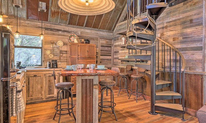 Wimberley Cottage | 'horse Thief Inn' Cabin Retreat w/Deck & Hot Tub!