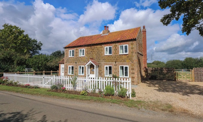 Pentney Cottage | HORSESHOE COTTAGE, pet friendly, character holiday cottage in Pentney