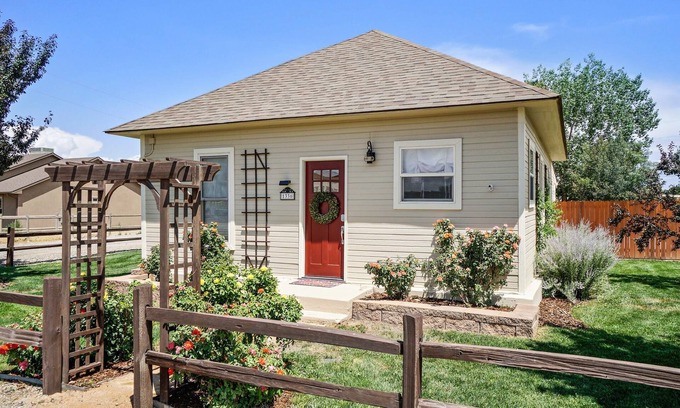Loma House | Horsethief Retreat: EV Charger, BBQ Grill & Patio!